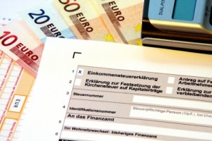 Bei der Steuererklärung können Beiträge für die BU-Versicherung angegeben werden. Eine BU-Rente zählt allerdings als zu versteuerndes Einkommen. (Bildquelle: Thorben Wengert / pixelio.de)